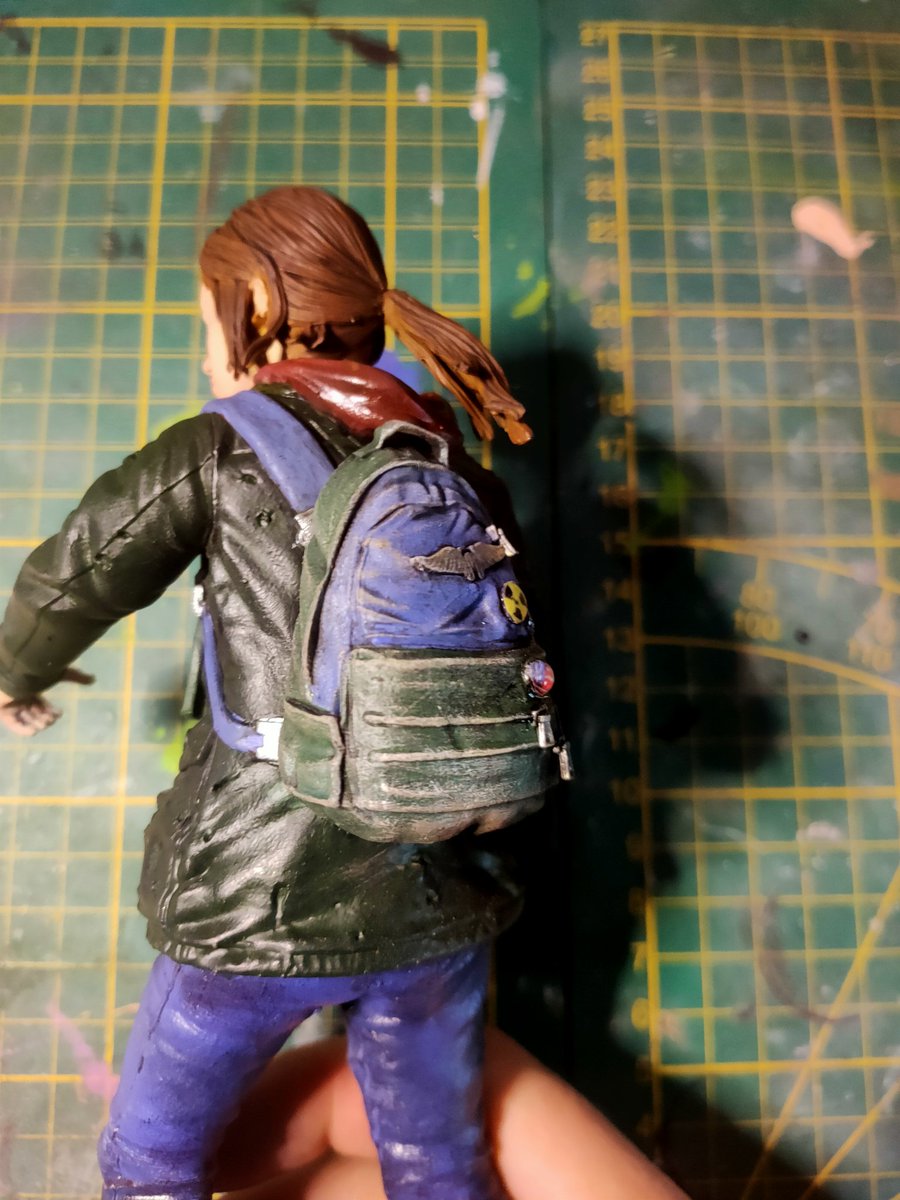 LeStudio2A's tweet photo. Hello !
.
.
Taf du jour , j'ai travaillé au maximum le côté réalisme du sac de Ellie dans #TLOU 
.
.
J'ai également réalisé les #Pins 
.
.
#peinture #3D #figurine https://t.co/gvcUFE8QE9