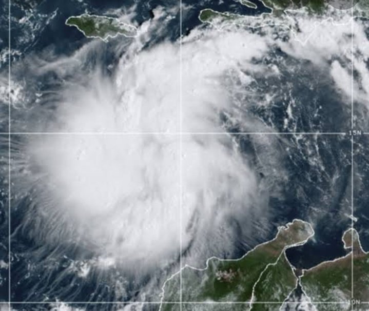 discount77777's tweet photo. #HurricaneIan Florida officials urge residents to prepare for Tropical Storm Ian, forecast to be a major hurricane before it reaches Cuba. Gift 🎁💝 card giveaway: https://t.co/xBXtRRpwJm https://t.co/rDkUaXjCXm
