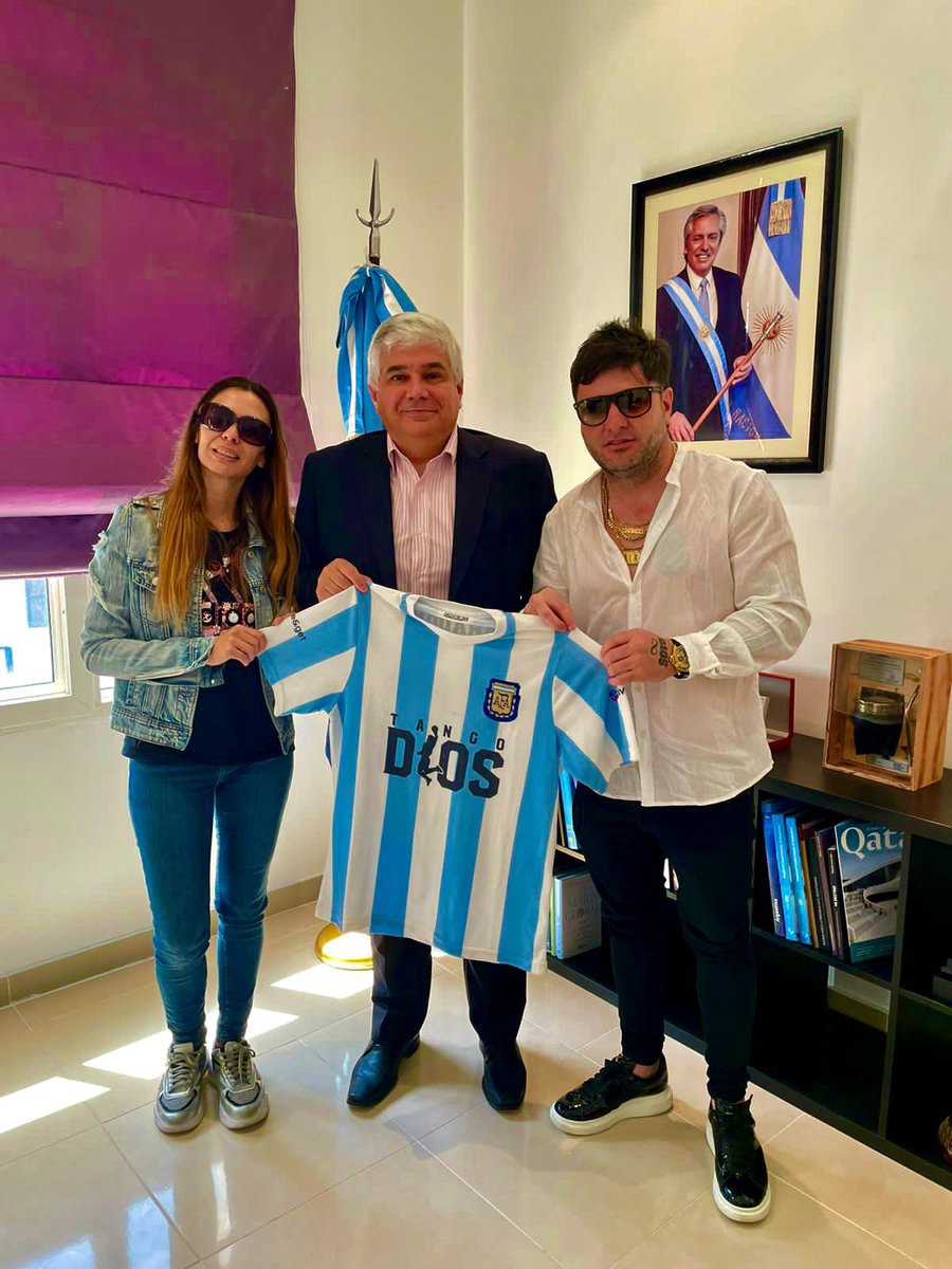 🤝🇶🇦🇦🇷 El equipo de TANGO D10S fue recibido en la <a href="/embargenqatar/">Embajada Argentina en Qatar</a> en Doha por el embajador Guillermo Nicolás. Trabjaremos juntos para que la ciudad se tiña de celeste y blanco durante los meses mundialistas.

✈️ Nuestro hangar en Qatar será la casa de los argentinos!
