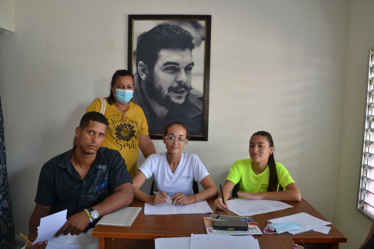FeuFacing's tweet photo. Estudiantes de la Facultad de Ingeniería de la @univholguinera se encuentran en los colegios de Vista Alegre, La Quinta y Piedra Blanca apoyando el referendo popular del Código de las Familias. https://t.co/lOK6VbbDTA