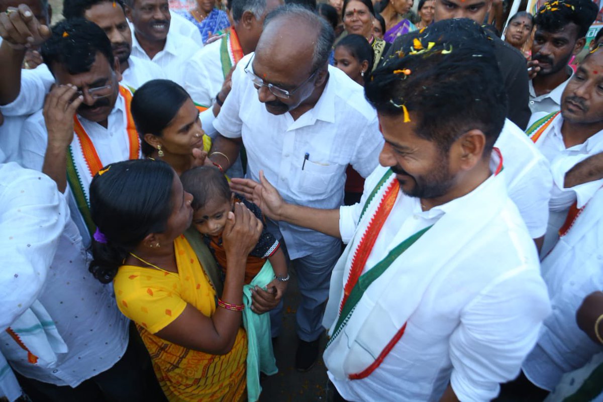 revanth_anumula's tweet photo. ఆడబిడ్డల ఆశీర్వాదం… 
కాంగ్రెస్ కు శ్రీరామరక్ష…

#ManaMunugodeManaCongress https://t.co/Bwr34XMWFt