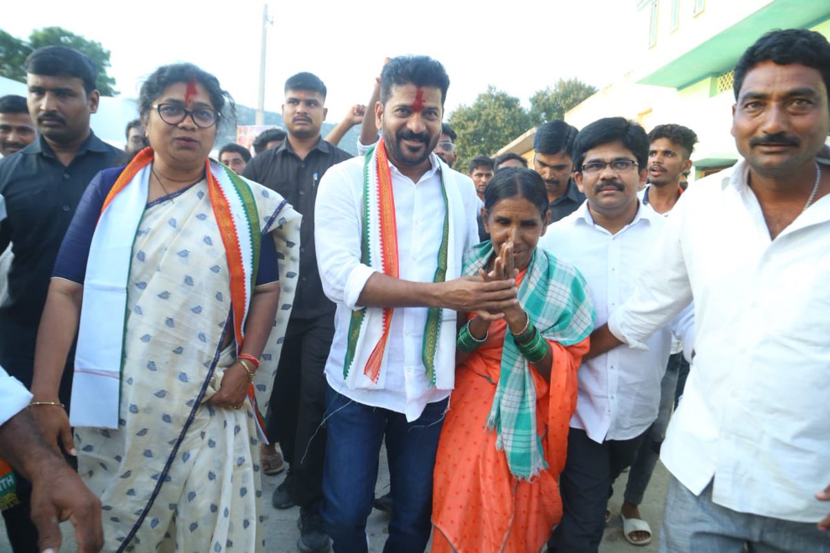 revanth_anumula's tweet photo. ఆడబిడ్డల ఆశీర్వాదం… 
కాంగ్రెస్ కు శ్రీరామరక్ష…

#ManaMunugodeManaCongress https://t.co/Bwr34XMWFt