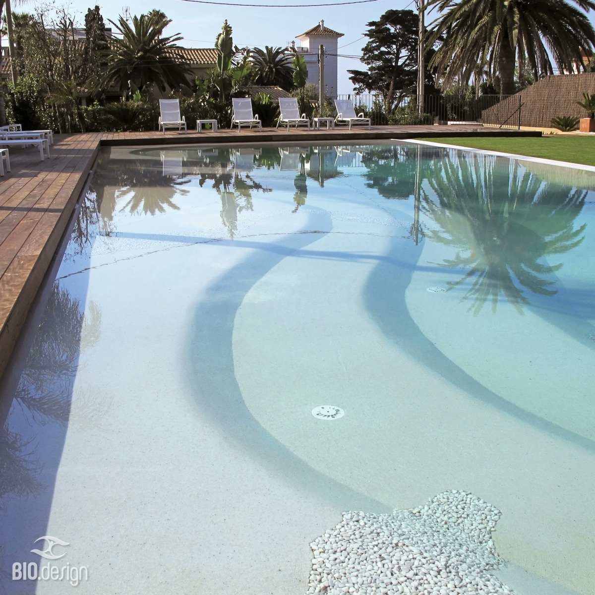 Bio.design ti consente di avere uno spazio su misura progettato per ospitare le persone in sicurezza e controllo. 
Scalette o spigoli scompaiono a favore di forme sinuose adatte ad ospitare i tuoi cari.

#biodesign #biodesignpools #piscinanaturale