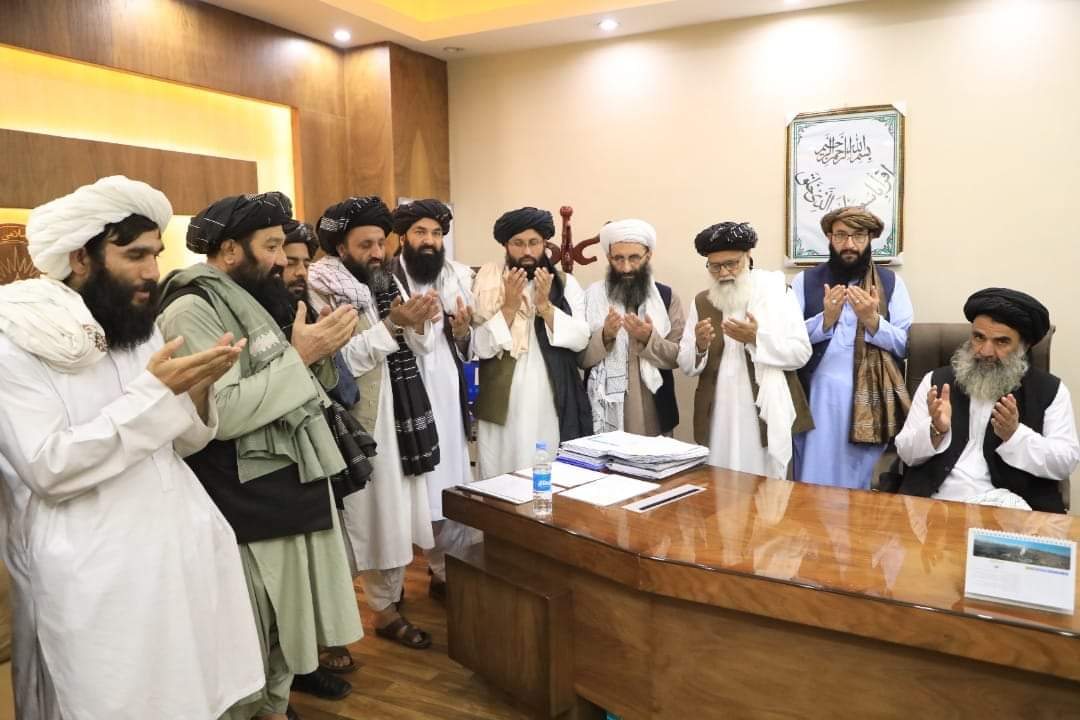 Mobariz_313's tweet photo. مولوي حبیب الله اغا نن رسماً د معارف وزارت د سرپرست وزیر په توګه دنده پیل کړه. https://t.co/uzeORElUKK