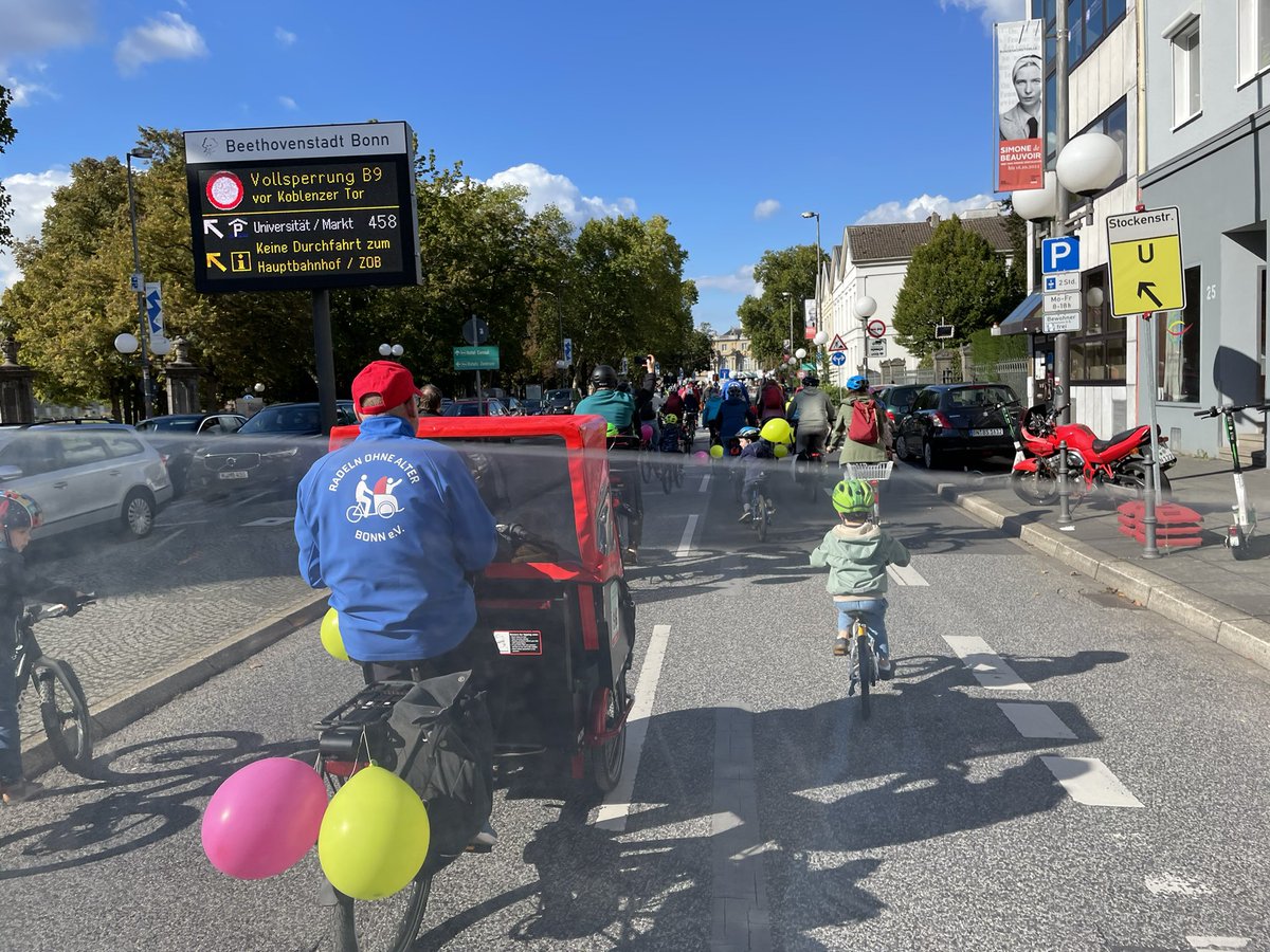 Wir waren auch mit drei Rikschas dabei - mit großen wie kleinen Fahrgästen an Bord. 🙏#KidicalMass #RadelnohneAlter