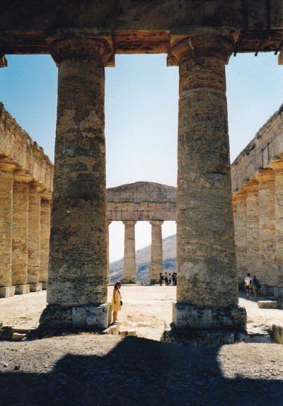 ghostofhellas's tweet photo. Segesta, Sicily, Italy (by jmsatto). https://t.co/dx6IpRrgL0