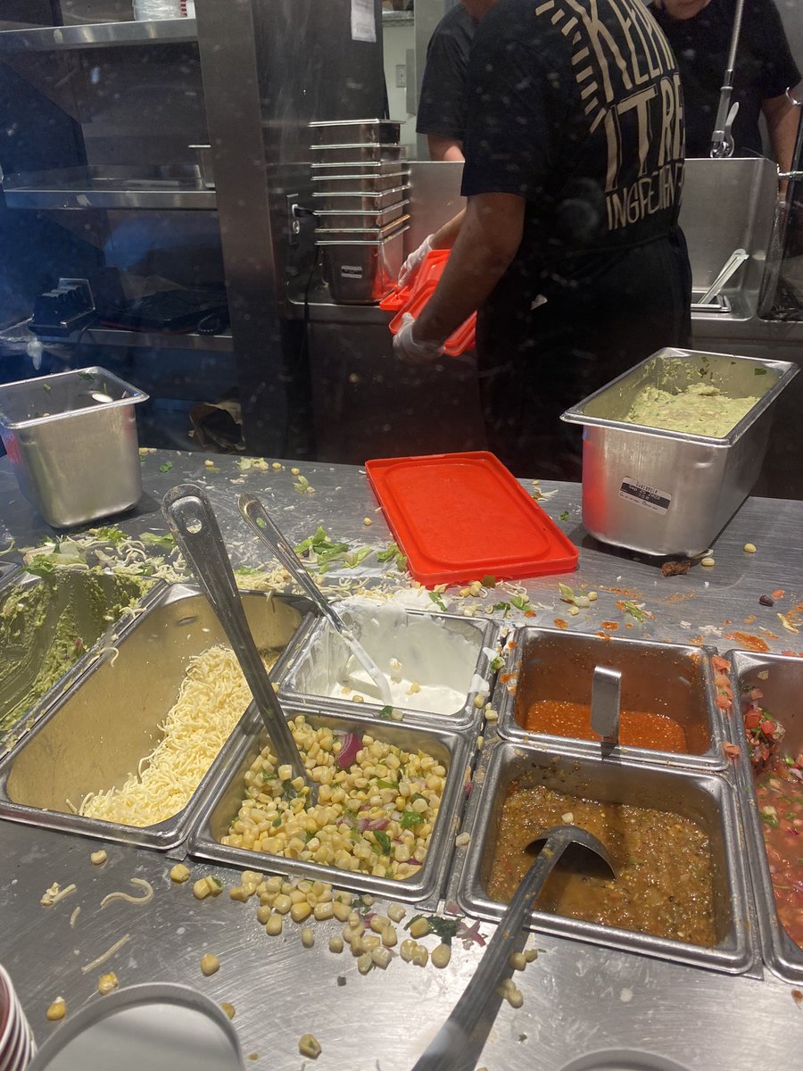 kavyashreethota's tweet photo. @ChipotleTweets , I’ve learned not to order ahead online w/ y’all but even a walk-in experience was very unpleasant. Questioning if I ever want to eat here again…#unsanitary #empty #slow #shortage #badservice https://t.co/eg9uKGWdTy