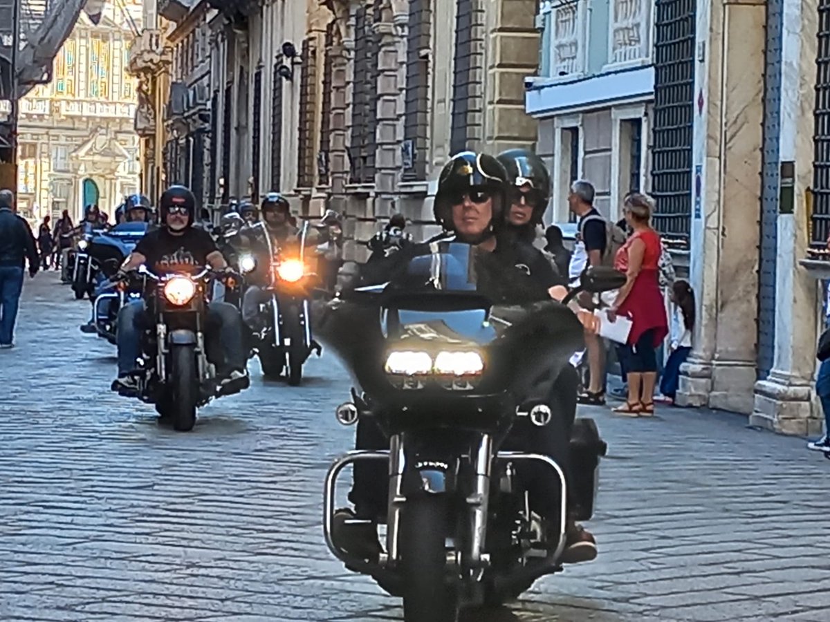 ComunediGenova's tweet photo. 𝗔 𝗧𝗨𝗥𝗦𝗜 𝗜 𝗥𝗔𝗚𝗔𝗭𝗭𝗜 𝗗𝗘𝗟𝗟𝗔 𝗥𝗢𝗨𝗧𝗘𝟮𝟭 𝗖𝗛𝗘 𝗣𝗔𝗥𝗧𝗘𝗖𝗜𝗣𝗔𝗡𝗢 𝗔𝗟 𝗚𝗜𝗥𝗢 𝗗'𝗜𝗧𝗔𝗟𝗜𝗔 𝗜𝗡 𝗠𝗢𝗧𝗢

Ha fatto tappa a #Genova la #Route21 Chromosome on the Road. Il giro l'Italia in moto con i ragazzi Down ➡ https://t.co/fy5aXcqbU9 https://t.co/1NI9kX0azA