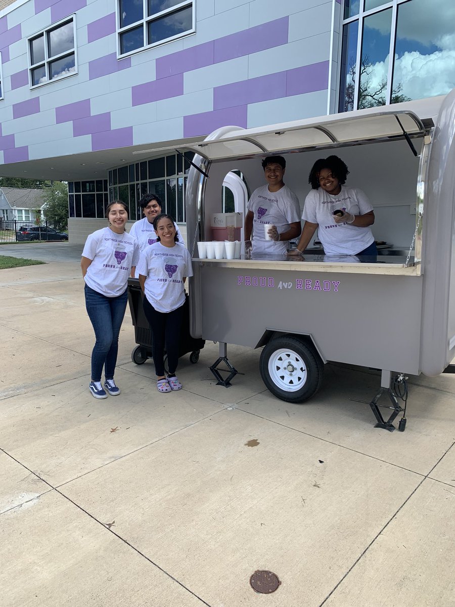 kee__lou's tweet photo. It’s our culinary and hospitality team with their lovely teachers. Dr. Porter leads hospitality and Chefs Hill and  Munoz lead the culinary team. The Food truck is back and better than ever! @NorthsideCulin1 @northside_hs @HoustonISD @HISDHighSchools https://t.co/9PlS1jrHwj