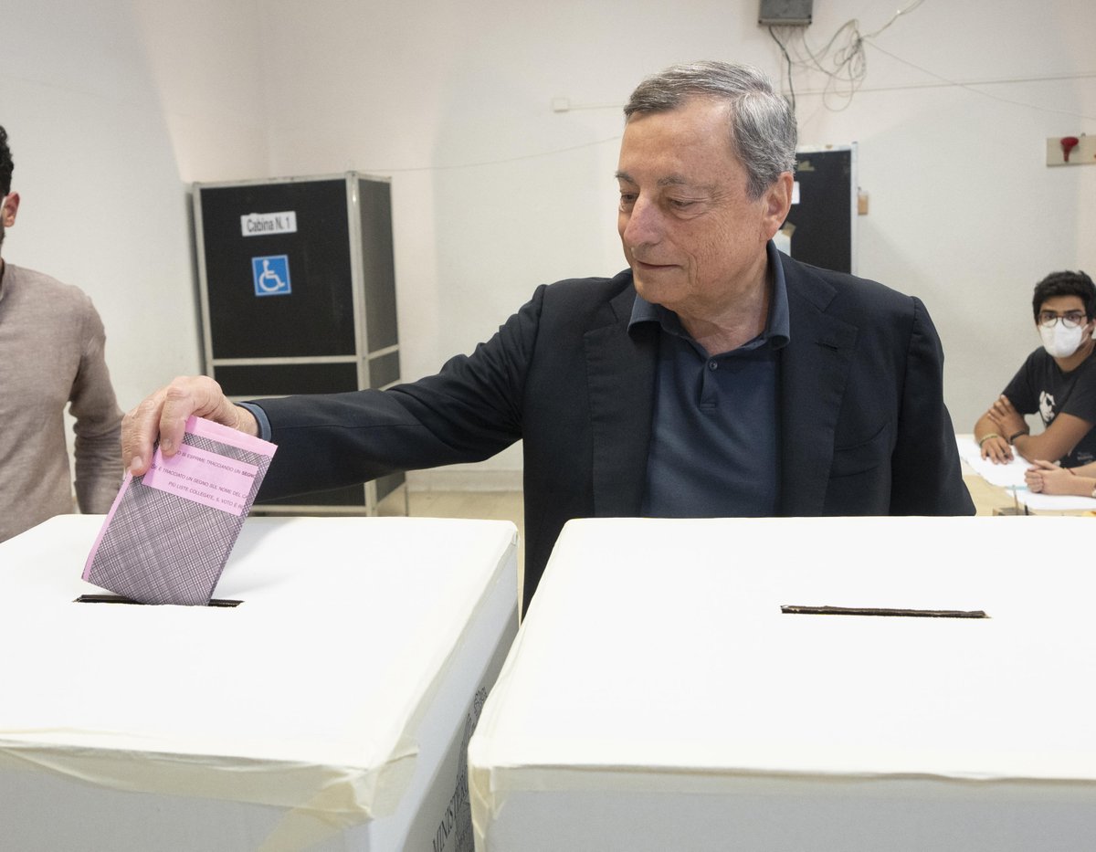Agenzia_Ansa's tweet photo. ELEZIONI 2022 | I dati dell'affluenza. Seggi aperti fino alle 23. Mattarella al seggio a Palermo tra gli applausi, Draghi vota a Roma #ANSA https://t.co/3gFyoULSFN https://t.co/9TUsYHwVKi