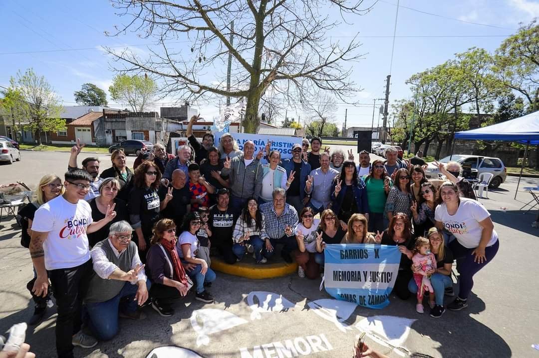 Gaucho_Rivero_'s tweet photo. Ayer participamos de la imposición del nombre a la plazoleta de Barrio Laprida de la vecina María Cristina Bienposto, secuestrada y desaparecida por la dictadura civíco-militar.

Lomas tiene Memoria

@barrioslomas 
@concejoldez https://t.co/CZUNoEt2Rb