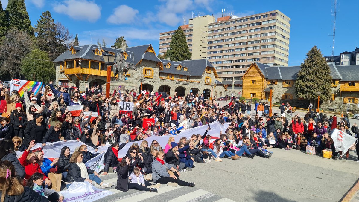 MSoleCarrizo's tweet photo. Somos mujeres del partido radical! 💪
Cierre del 9⁰ Encuentro Nacional de Mujeres Radicales en Bariloche
#ENMR @UCRCBA @UCRNacional https://t.co/eBDmz63w6g