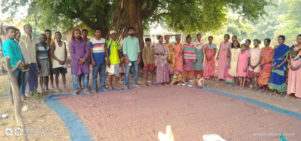 GabbarHembram's tweet photo. वर्तमान बढ़ रहे चुनौतियों के बीच सामाजिक परिवेश के साथ बंदगाँव प्रखण्ड के विभिन्न ग्रामपंचायतों में ��ामाजिक जागरूकता अभियान के तहत अभियान चलाया गया । ग्रामीण विकास के साथ लोगों के जीवन स्तर में सुधार लाने तथा उनकी विकास प्रक्रिया को गति देने के लिए आत्मप्रेषित किया गया । https://t.co/E14Pjy1MxJ