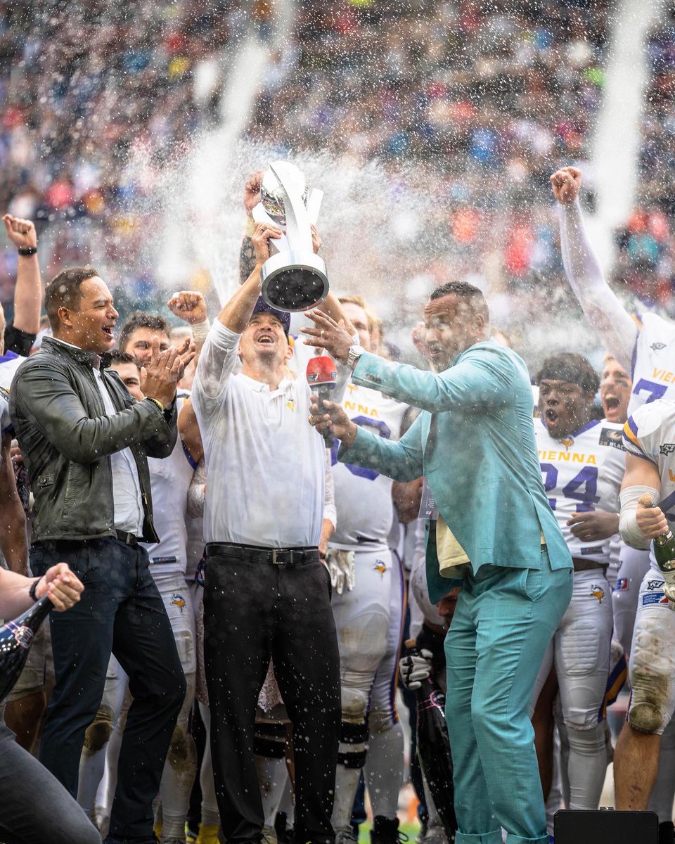 ELF_Official's tweet photo. Pop the Champagne bottles 🍾 #ELFCG2022 https://t.co/TYnmhFIcmh