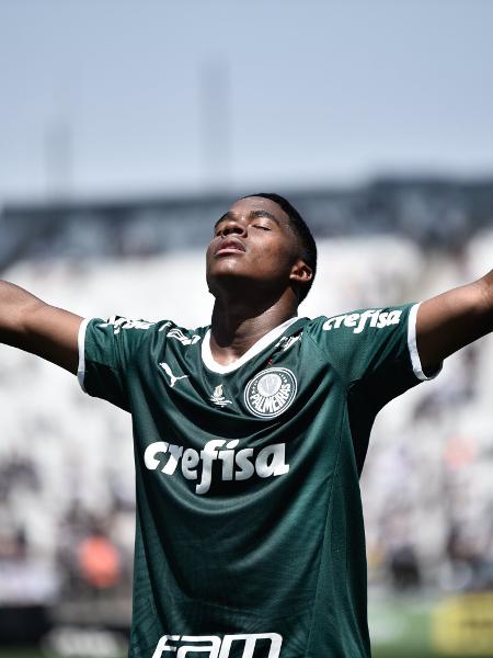SEPalmeirasBR's tweet photo. Ser campeão naquela espelunca de Itaquera é bom demais #CriasDaAcademia https://t.co/FfnBZhhfMQ