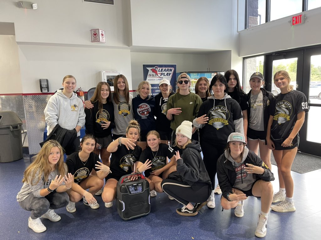 SCSGirlsHockey's tweet photo. #SCS19U ready for two games today against the CCYHA Blue Jackets #123selects https://t.co/ZCRM3lqIF9