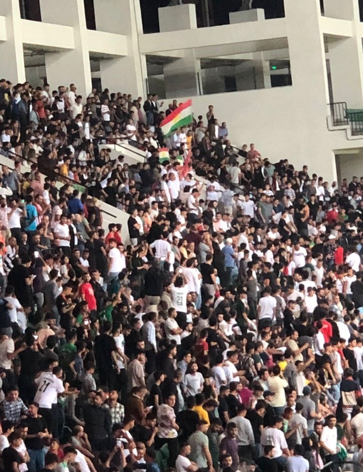 Onun bunun evlatları heryere kürdistan bayrağı asıyor bir tane Türk bayrağı yok!
Teröristle maç yapılmaz, kafasına sıkılır sevaba girilir bu yüzden #MaçıİptalEtTFF