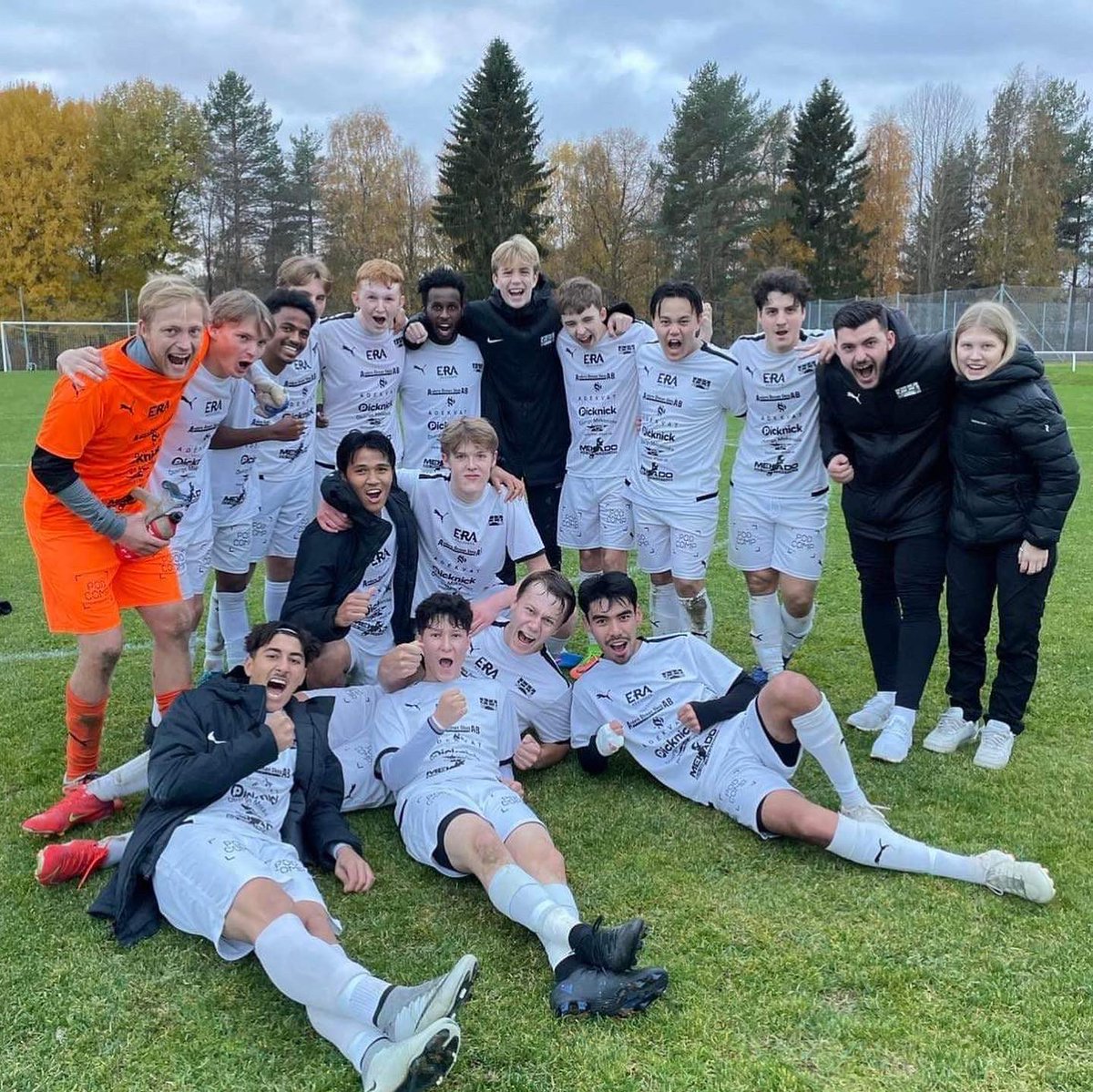 3-1 seger mot Munksund Skuthamn i säsongens sista match! Samme Albag dunkade in två bollar och Yousef en.

Vi klättrade även förbi dagens motståndare i tabellen. Men vilken säsong grabbarna har gjort 👏👏👏

Forza LIF! Vi ses nästa säsong 🖤🤍