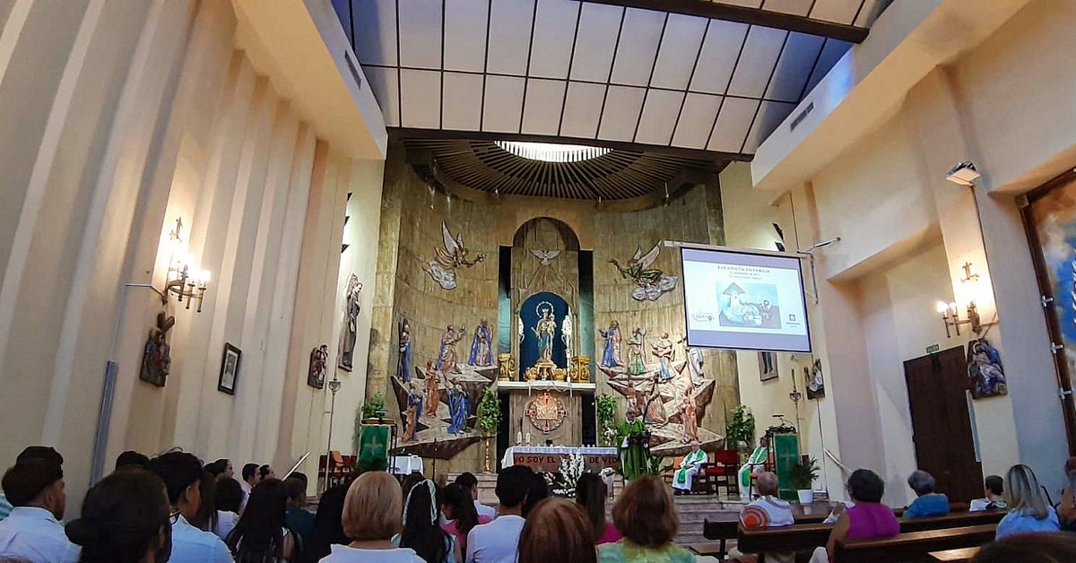 SalesianosMLG's tweet photo. #Bienvenida| 👏 Esta mañana a las 12:00h se ha celebrado en el Santuario la eucaristía en la que se ha presentado a Tomás Sánchez como nuevo #DirectorTitular de la casa de Málaga y a Don Antonio Gil como #rector del Santuario.
¡¡Bienvenido!! 🥳
#AbrimosCaminos https://t.co/suOEnQ0BBe