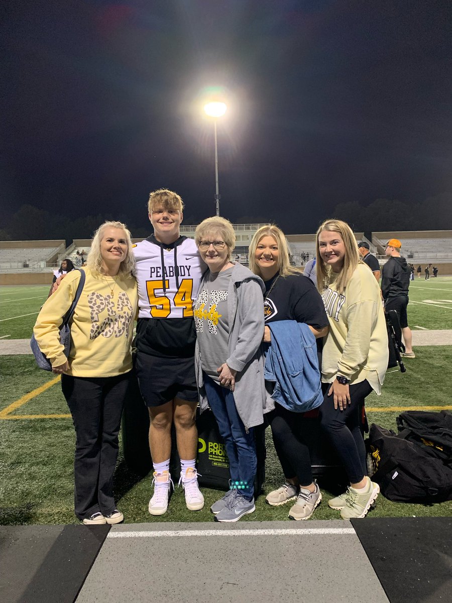 Nothing like those Friday night lights especially when it’s a win in D-BURG! <a href="/ginahud12/">Gina Hudson</a> <a href="/bradybarton7/">brady barton</a> #PeabodyDyersburg22
