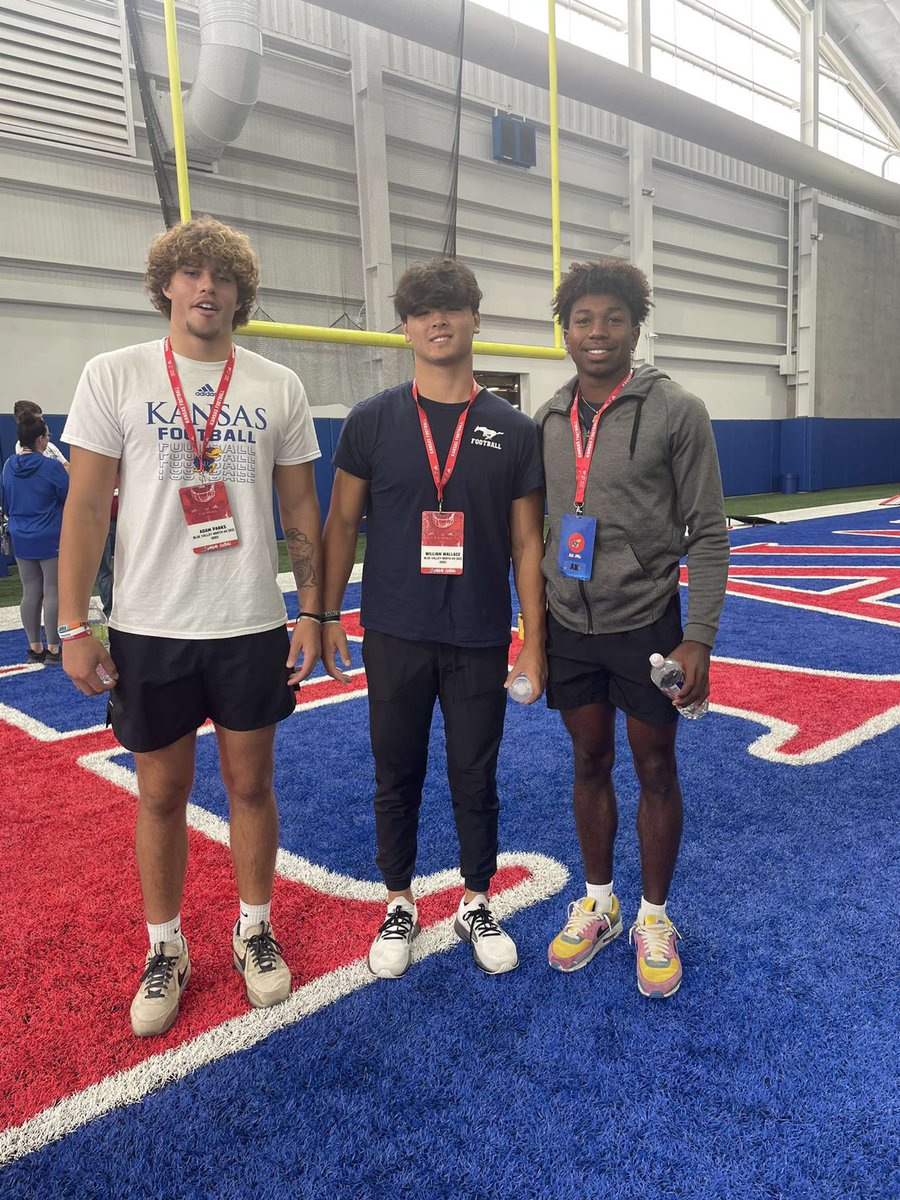 alonzomorgan0's tweet photo. 4-0 LETS GO! Had a great time in Lawrence, thanks for inviting me @Kotelnicki @CoachSvarczkopf @CoachJPeterson @CoachBorland #RockChalk 🔵🔴 https://t.co/fiHZjaJYd4