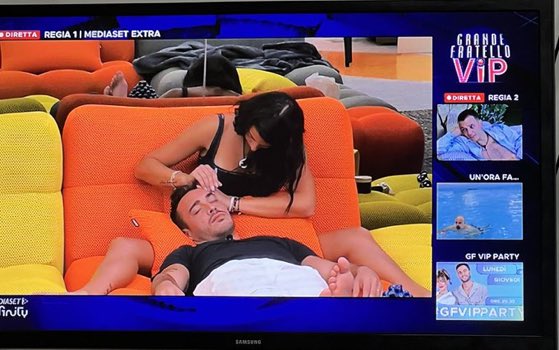 giusymc98's tweet photo. Per me è lui che ha la mano sul piede di lei ⚰️⚰️⚰️ #gfvip https://t.co/XcbOfLj2hi