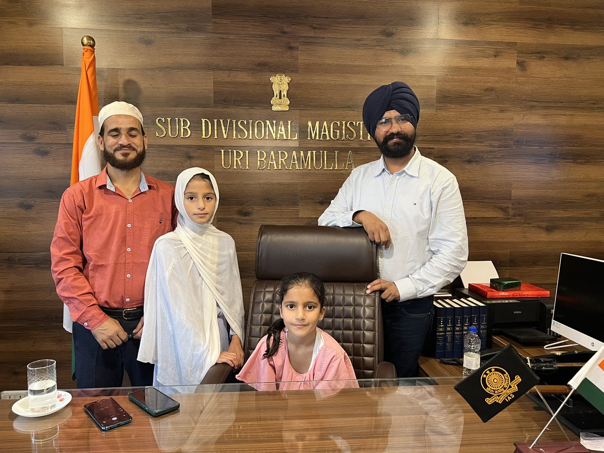 harvinder_ias's tweet photo. Was blessed to get love from both the elderlies and the kids of Uri. They are so talented and have capability to pump life into anything. Lil Zainab came to welcome when I joined &amp; later see me off when I was transferred! Will cherish these experiences for life! @Algazalisisters https://t.co/DU9TZA1wgy