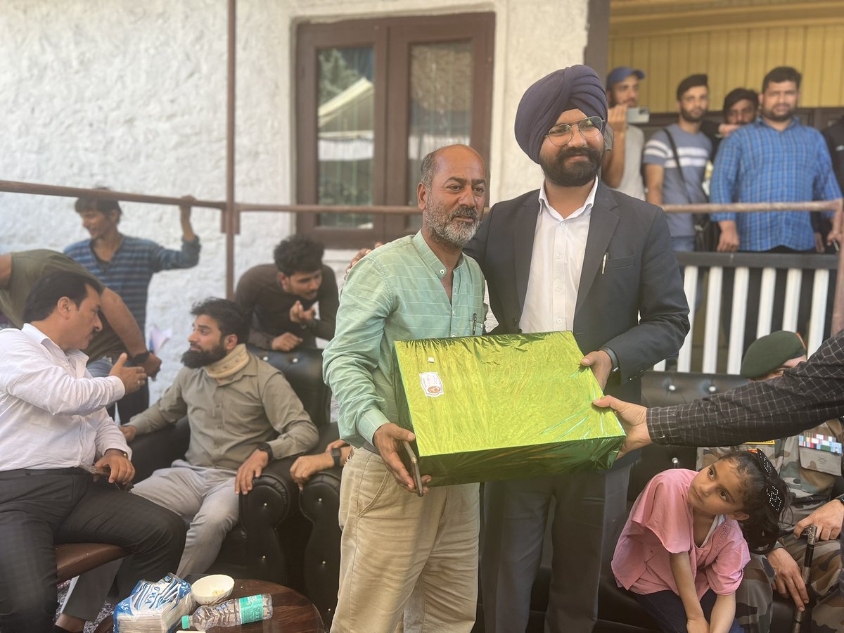 harvinder_ias's tweet photo. Was blessed to get love from both the elderlies and the kids of Uri. They are so talented and have capability to pump life into anything. Lil Zainab came to welcome when I joined &amp; later see me off when I was transferred! Will cherish these experiences for life! @Algazalisisters https://t.co/DU9TZA1wgy