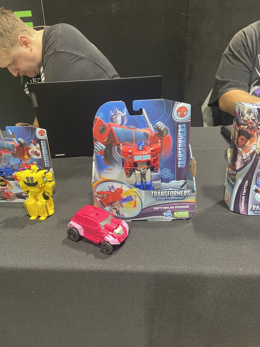 hotshotepic's tweet photo. OHW come hot shot isnodt in this new tradformers caroon?? he's so awedsom he shud be init hasdbro please!!!! thede new toy suck why no hot shot figur thid shwo will be bad https://t.co/gfQ4L54TTj
