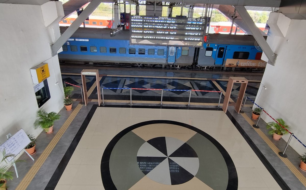 RailMinIndia's tweet photo. देखिए, #स्वच्छ_रेल_स्वच्छ_भारत की मिसाल पेश करता गुजरात में ‘स्टैच्यू ऑफ यूनिटी’ के निकट स्थित एकता नगर रेलवे स्टेशन। 

सभी यात्रियों से आग्रह है कि स्टेशनों पर स्वच्छता बनाए रखने में अपना सहयोग दें। 

#SwachhataPakhwada https://t.co/HHnBT2pXwf