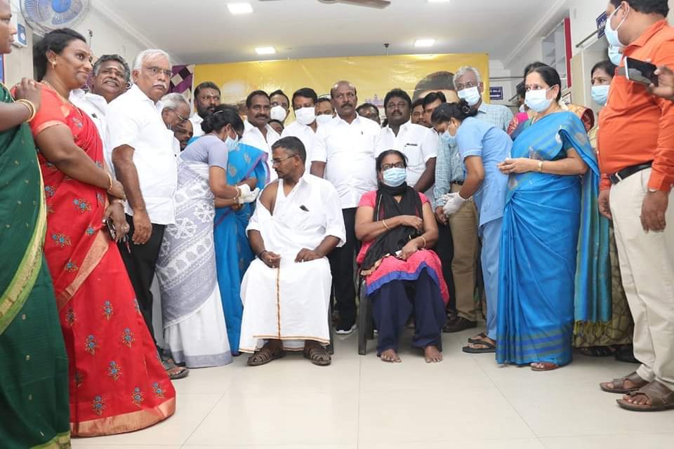 PrabhakarRaja88's tweet photo. இன்று மொக தடுப்பூசி முகாம் முன்னிட்டு நமது தொகுதிக்கு உட்பட்ட விருகம்பாக்கம் 128-வது வார்டு விருகம்பாக்கம் ஆரம்ப சுகாதார நிலையத்தில் மாண்புமிகு மருத்துவம் மற்றும் மக்கள் நல்வாழ்வுத்துறை அமைச்சர் அண்ணன் Ma Subramanian
அவர்கள் ஆய்வு மேற்கொண்டார்.
#MegaVaccinationDrive https://t.co/Be7c6vN2SP