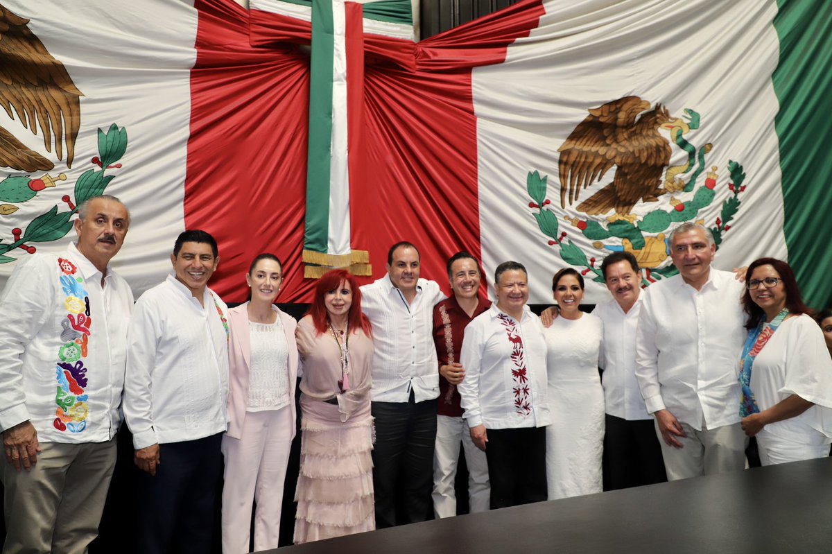 MaraLezama's tweet photo. Comenzamos con un nuevo gobierno que será del pueblo, un Nuevo Acuerdo por el Bienestar y Desarrollo de #QuintanaRoo, con la visión de empoderar a las mujeres, y construir  nueva forma de hacer política social con austeridad y justicia social. (1/3) https://t.co/8Pf2ntKJeH