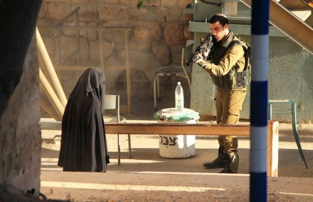 Mahsa Amini için saçını kesen, tepki gösteren kadın dernekleri başta olmak üzere…

Hiç kimse “İsrail” askeri tarafından çarşafını çıkarmadığı için “öldürülen” Hedil için sesini çıkarmadı.

İki yüzlüsünüz!