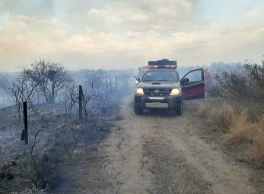 Incendio en Guasapampa🔥👩‍🚒

Anoche luego de la caída de un rayo se prendió fuego un sector del paraje Guasapampa. Trabajan con gran esfuerzo Bomberos Voluntarios, ETAC y otras instituciones. 👨🏻‍🚒👮‍♀️👷🏻‍♂️