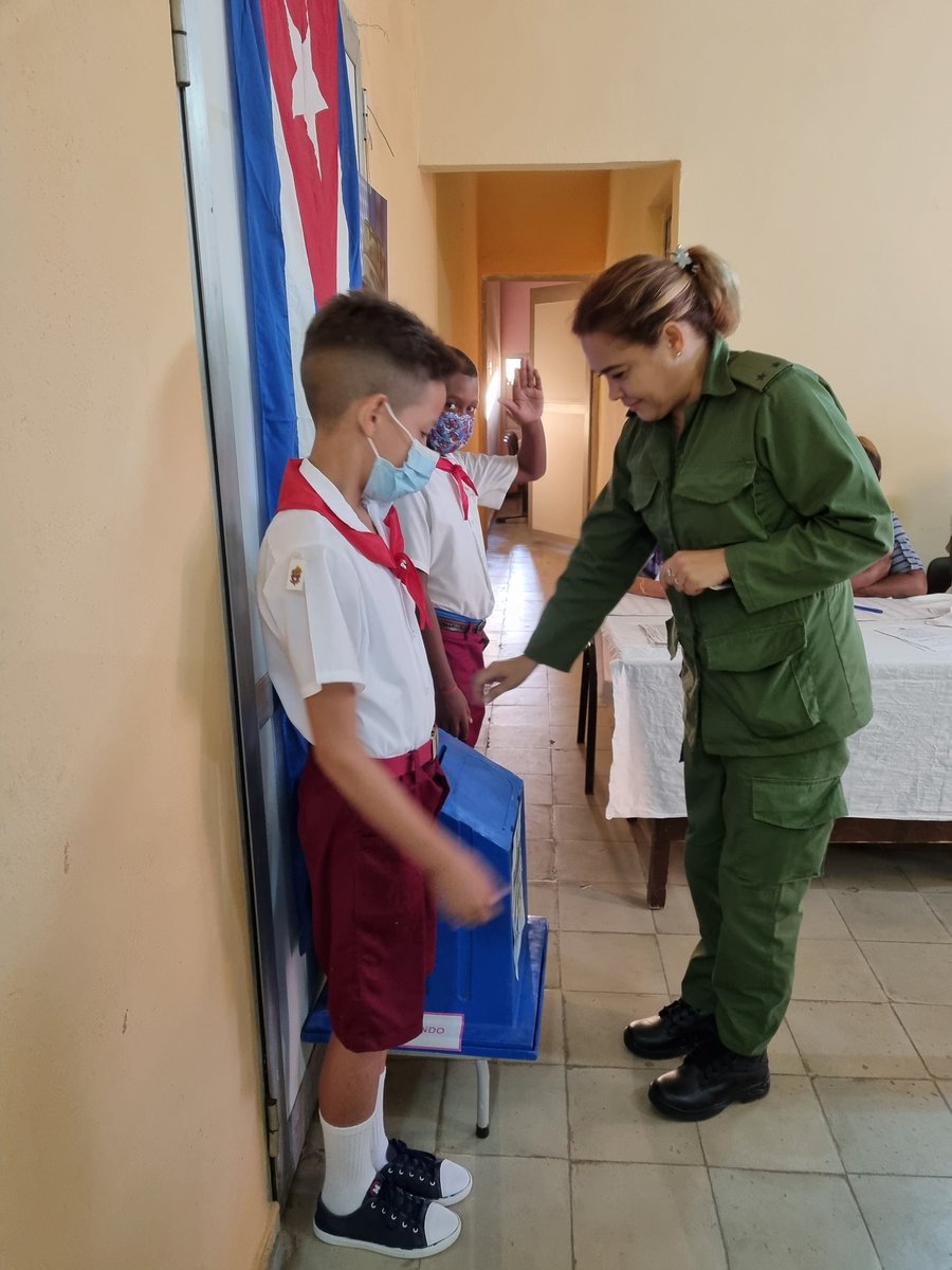 #YoVotoSi Los integrantes del Estado Mayor Nacional de la Defensa Civil ejercieron su derecho al voto en horas tempranas de la mañana. #CódigoSí