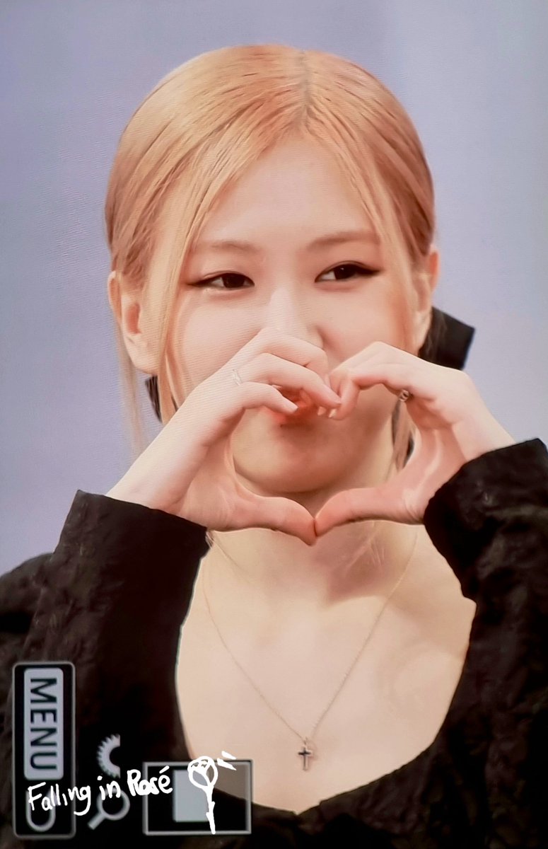 FALLING IN ROSÉ tweet media