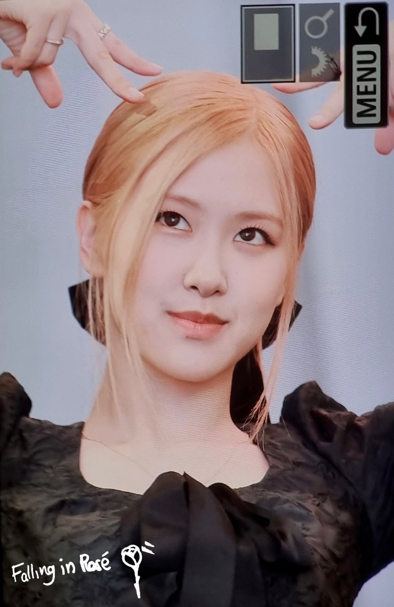 FALLING IN ROSÉ tweet media