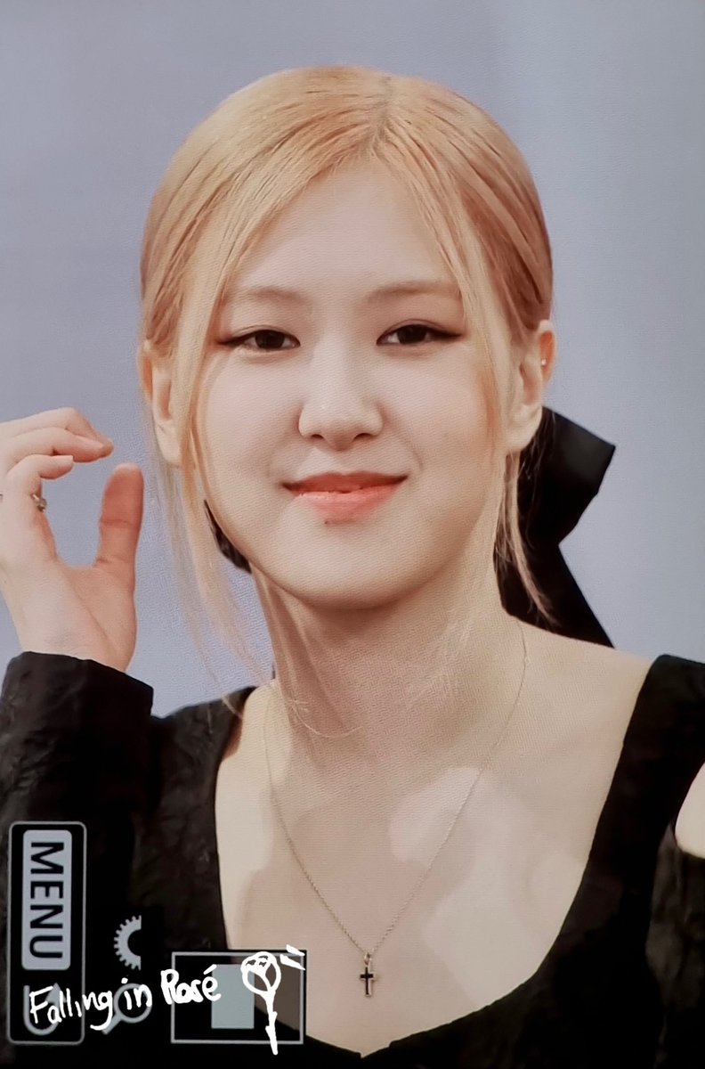FALLING IN ROSÉ tweet media