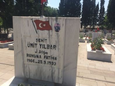 SDKoleksiyon's tweet photo. "Sokakta yürürken uzun saçlı diye kendisini tartaklayanlar için seve seve kendi isteği ile şehit oldu." 29 yıl önce bugün Ümit Yılbar.
Selam olsun!
#FlyForever https://t.co/mo1hEY5YO7