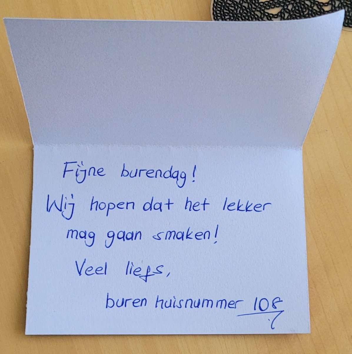 Donkerwoud's tweet photo. Tot mijn verbazing staat daar mijn nieuwe bovenbuurman met zijn vrouw. Vluchtelingen uit Turkije. Hoe of wat weet ik niet precies, maar ik zie hem vaker contact leggen met buren. Hij legt in gebroken Nederlands uit dat ze Turkse lekkernijen hebben gemaakt voor #Burendag2022. https://t.co/SutkzJDEUj