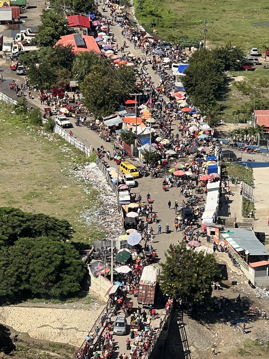 Importante actividad comercial en el mercado fronterizo de Dajabón y Juana Méndez.Venta de productos agrícolas e industriales de RD para consumidores en Haiti,nuestro segundo socio comercial y vital para muchas empresas dominicanas.