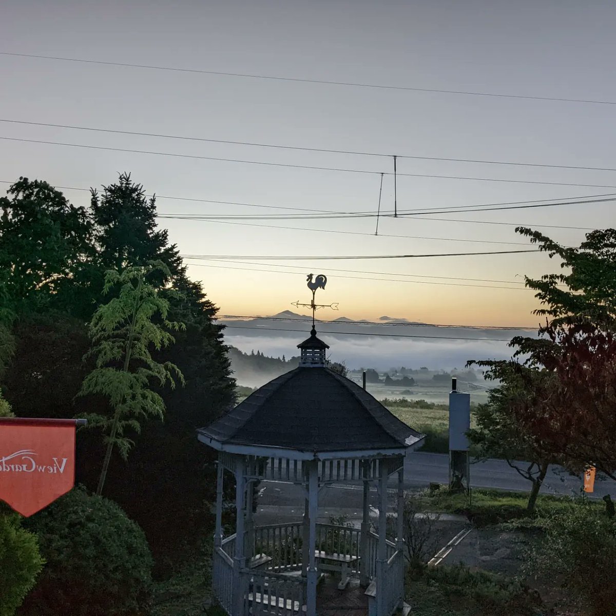 viewgarden2000's tweet photo. 久々の気持ちのいい一日でした☺️
今夜も夜空がきれいだ🌌
#東根山
#早池峰山
#紫波町 #岩手
#紫波ビューガーデン
#viewgarden
#紫波町を一望できる広場がある園芸店 https://t.co/VTWVdQfG7j