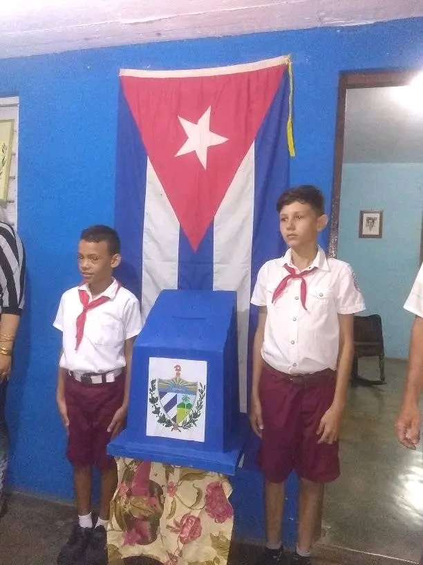 YenisleySanchez's tweet photo. Nuestros pioneros custodiando el futuro de la Revolucion #CodigoSi #CodigoDeLaFamilias https://t.co/7XisrkuRk0