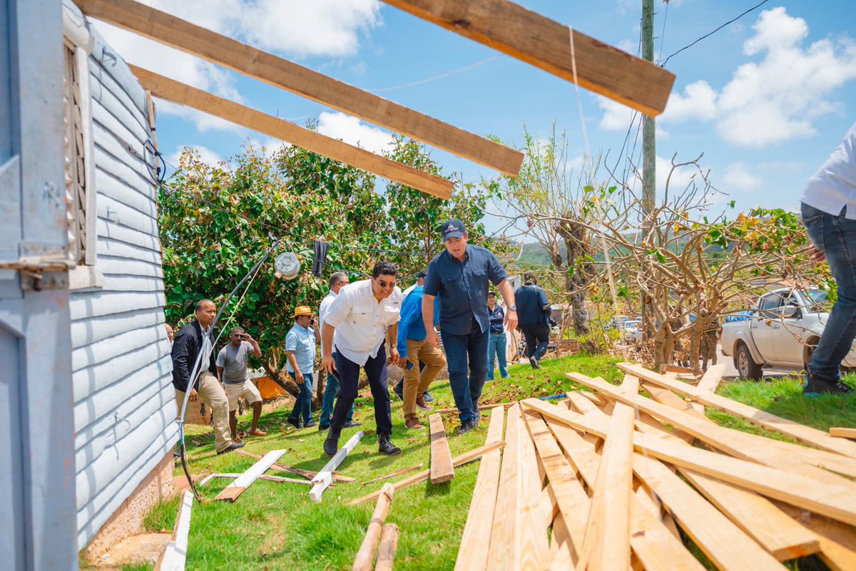 Samaná ha recibido durante la semana más de 70,000 planchas de zinc y madera, furgones con enseres del hogar y permanece allí instalación de cocinas móviles con capacidad diaria para 16,000 raciones cocidas, afirmó @JosePaliza en su recorrido por la provincia.🇩🇴📢 #PrimeroTuHogar