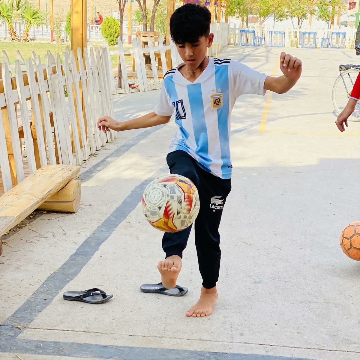 ourbridge_eV's tweet photo. Spielen hat auf vielen Ebenen einen hohen Nutzwert: In der Freizeit, Pausen als auch zu Unterrichtszeiten selbst dem eigenen Spieltrieb zu folgen, bedeutet für die Kinder in erster Linie ein großes Ventil im Alltag. Im Verborgenen etabliert sich darüber hinaus das Lernen,[...] https://t.co/1bZjq4Ikfn