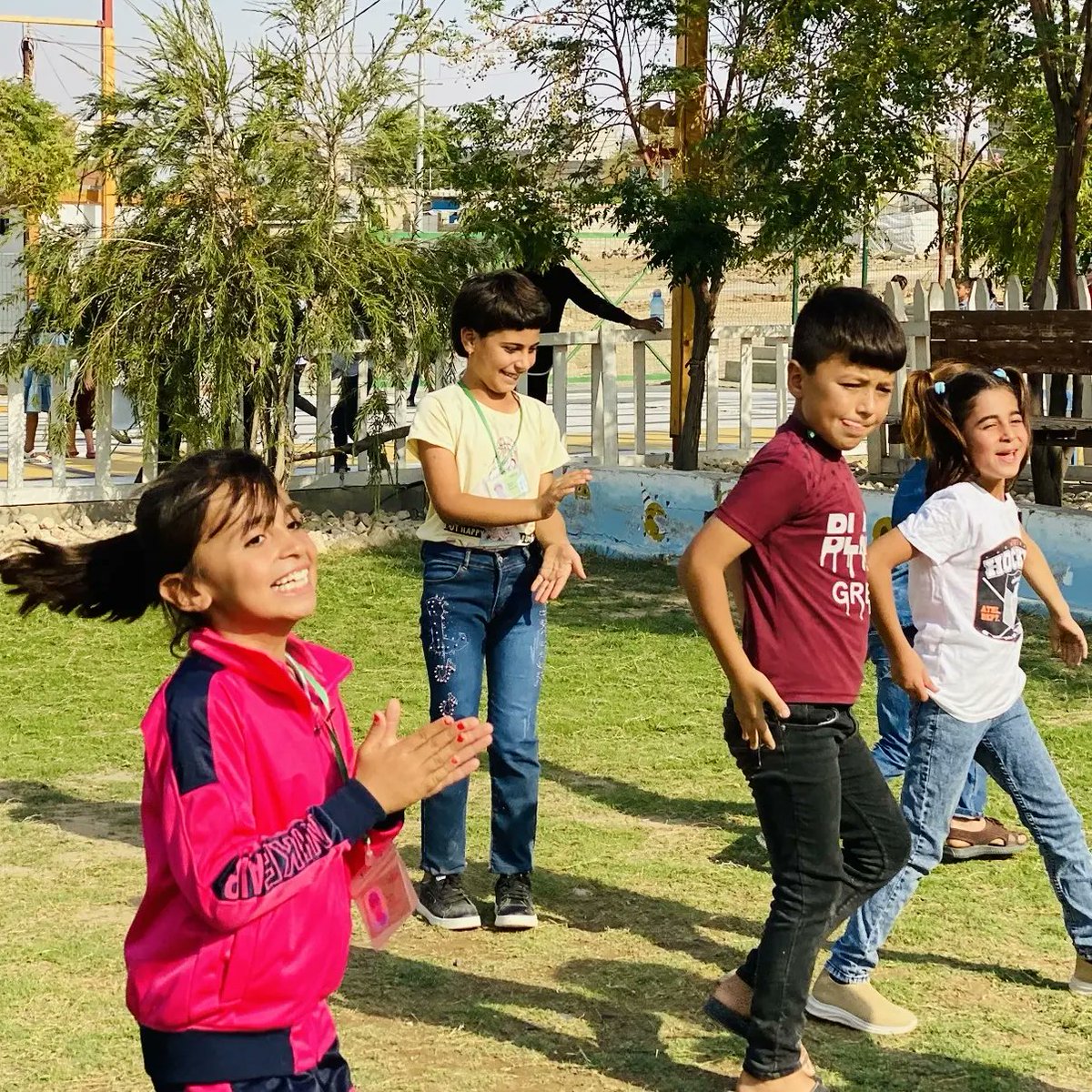 ourbridge_eV's tweet photo. Spielen hat auf vielen Ebenen einen hohen Nutzwert: In der Freizeit, Pausen als auch zu Unterrichtszeiten selbst dem eigenen Spieltrieb zu folgen, bedeutet für die Kinder in erster Linie ein großes Ventil im Alltag. Im Verborgenen etabliert sich darüber hinaus das Lernen,[...] https://t.co/1bZjq4Ikfn