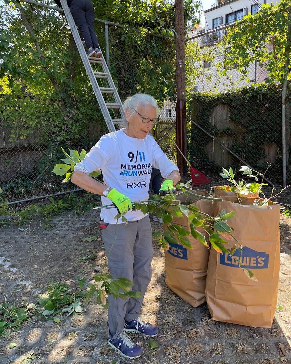 PeabodyLibrary1's tweet photo. What an amazing partnership w master gardeners from the program @udc_edu , other garden volunteers, neighbors, a parent &amp; a teacher to remove invasive vines &amp; plants from fences surrounding the Peabody School and play areas. Amazing progress was made!Thx to @CHCSPTA for snacks! https://t.co/D0iC8M0O4g