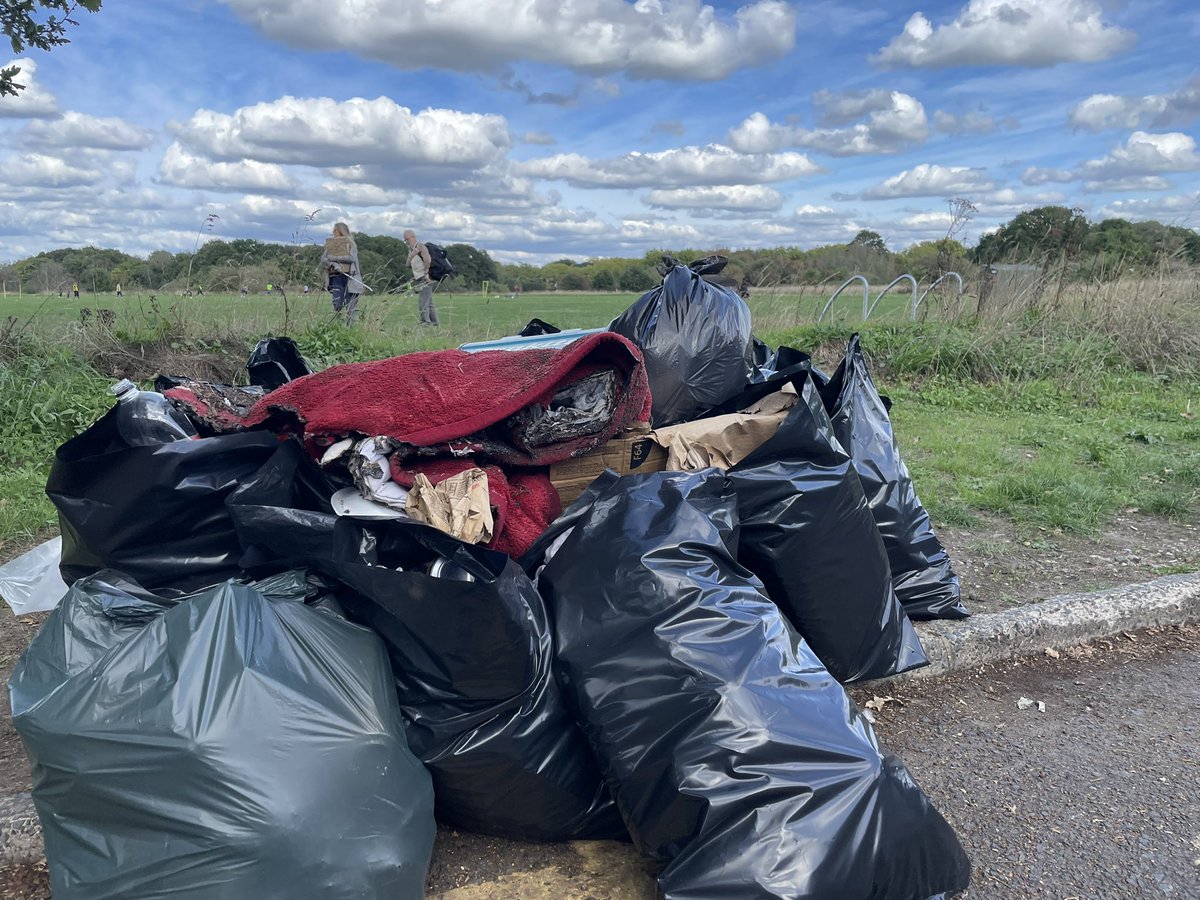 Flats_Pickers's tweet photo. Such a beautiful morning on #WansteadFlats. Thank you for those who joined us to collect a very decent haul of rubbish. Inspiring to see nature recovering from the damage of the summer fires and lack of rain. 💚💚Next litter pick Sunday 30th October #E7 #E11 #E12 https://t.co/rhqh8Lb9GI