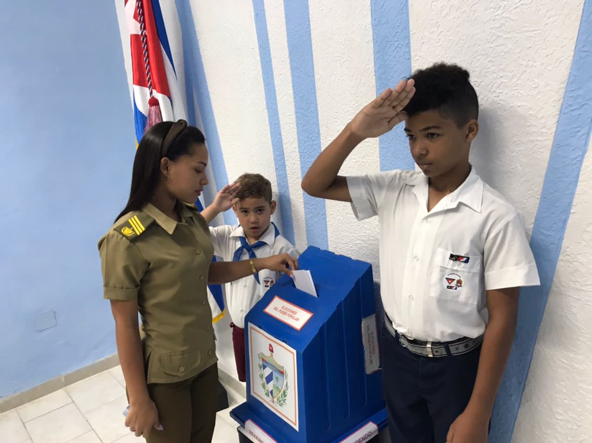 LogVanguardia's tweet photo. Desde temprano, este 25 de septiembre, los miembros de @LogVanguardia en referendo por el Nuevo Código de las Familias.
#CódigoSí.
#YoVotoSí 
#Cuba https://t.co/PY1vowmXcY