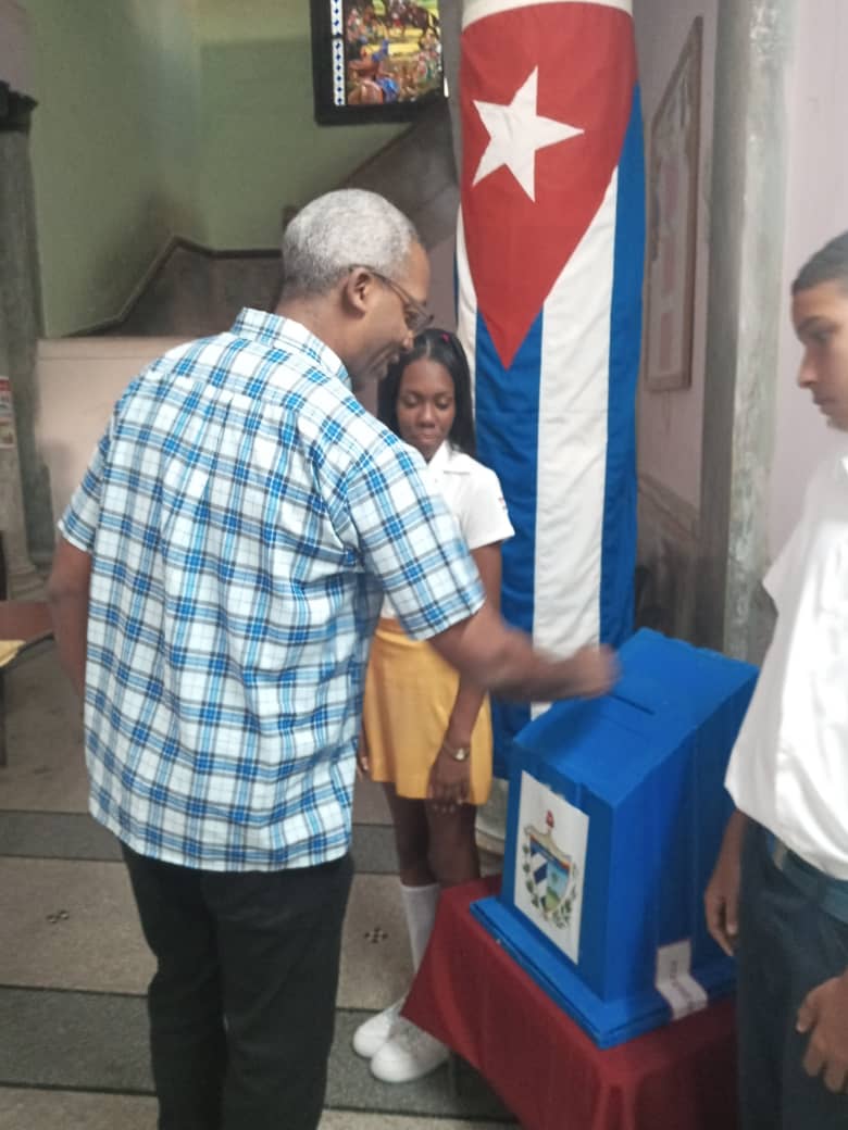 Temprano en la mañana votamos por nuestras familias, por todos los cubanos, con alegría y responsabilidad por el Sí al código del amor, de los afectos y de la equidad. #Cuba #CódigoSí